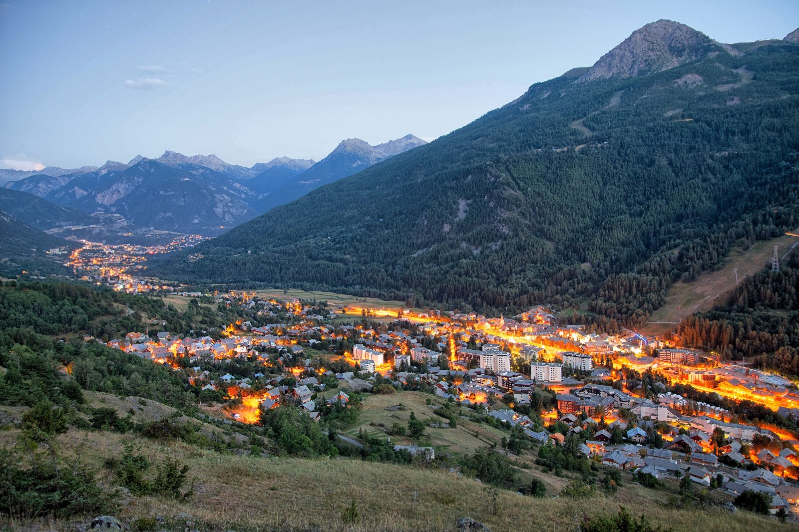 Valle de los Pirineos al anochecer